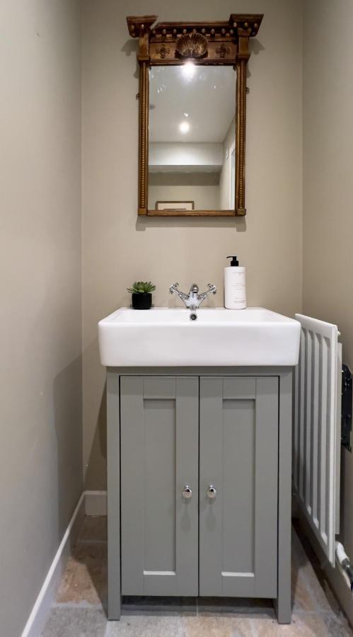 Converted Victorian Coach House With Hot Tub Stewartstown Exterior photo